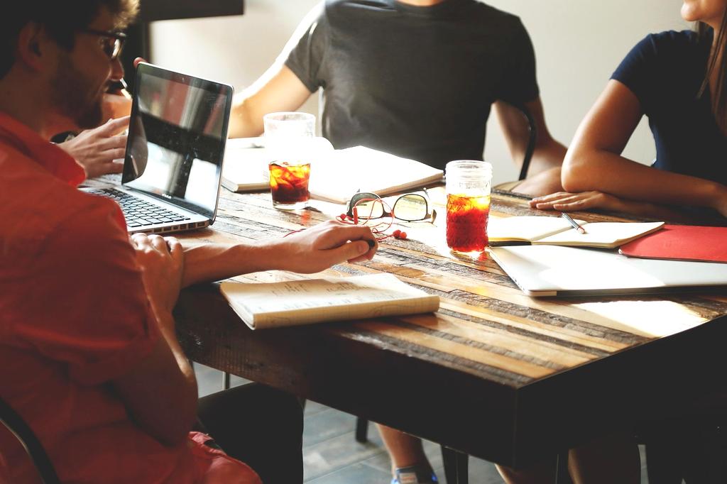 Team of WirtschaftsEcho journalists discussing a story in an editorial meeting